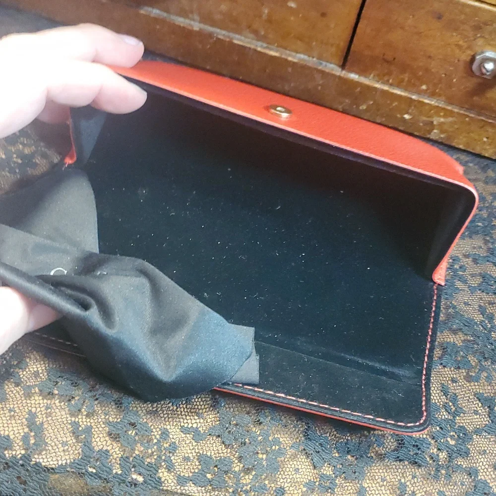 GUESS Red Eyeglass Case & Cleaninf Cloth JO+